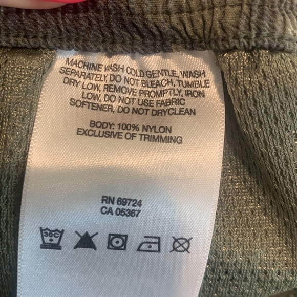 Elastic waist outdoor Columbia shorts. Camo. Size large. 100% nylon. - Picture 5 of 5